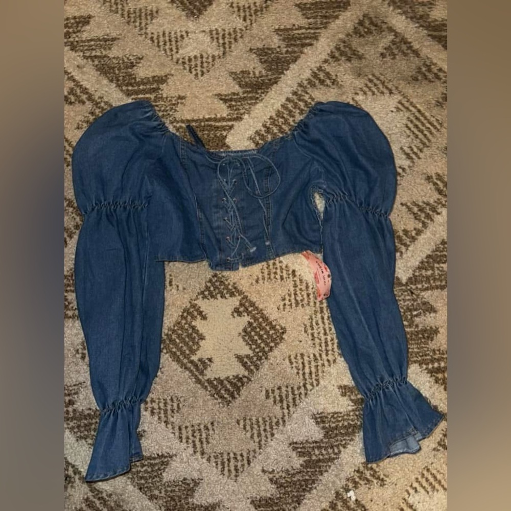 Crop top NWT💙